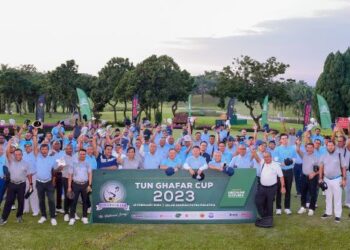 PARA peserta bergambar sebelum memulakan kejohanan golf Tun Ghafar Cup di Kelab Golf Rahman Putra, Sungai Buloh, Selangor, baru-baru ini. 