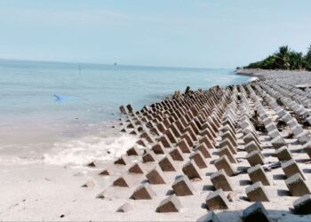 PENAHAN ombak yang dibina di Pantai Ban Pecah, Parit Buntar bagi mencegah hakisan berikutan kawasan laut di situ dahulunya merupakan kawasan sawah padi namun dikatakan ditenggelami air laut pada tahun 1960-an. – UTUSAN/WAT KAMAL ABAS