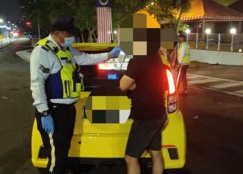 ANGGOTA polis trafik melakukan pemeriksaan bagi mengesan pemandu yang memandu melebihi paras alkohol dibenarkan di sekitar Petaling Jaya semalam. - FOTO/IHSAN POLIS