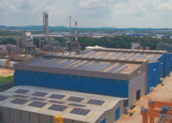 PETRONAS terus komited untuk meningkatkan kecekapan tenaga dan mengurangkan pelepasan karbon
melalui inisiatif pemasangan panel tenaga solar di semua aset miliknya. – GAMBAR/PETRONAS