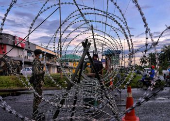 ANGGOTA polis dan tentera berkawal di Taman Semarak, Tawau, Sabah, semalam yang diletakkan di bawah Perintah Kawalan Pergerakan Diperketatkan Secara Pentadbiran. – UTUSAN/FAUZAN AZIMA