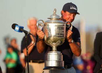 PHIL Mickelson meraikan kejayaan muncul juara Kejohanan PGA di Pulau Kiawah hari ini. - AFP
