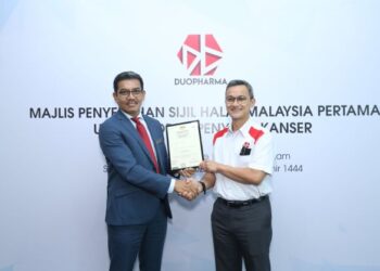 Pengarah Bahagian Pengurusan Halal JAKIM, Bukhari Md Akhir dan Ketua Pegawai Eksekutif-Komersial Duopharma Biotech Berhad, Wan Amir-Jeffery Wan Abdul Majid ketika majlis penyampaian sijil halal kepada Duopharma.