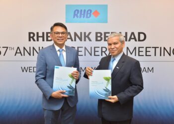 Pengarah Urusan Kumpulan dan Ketua Pegawai Eksekutif Kumpulan, Mohd. Rashid Mohamad (kiri) bersama Pengerusi RHB, Tan Sri Ahmad Badri (kanan) pada Mesyuarat Agung Tahunan RHB Bank Berhad ke-57, semalam.