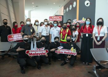 AIRASIA menyambut ketibaan pelancong antarabangsa di terminal ketibaan klia2 selepas sempadan negara dibuka semula sepenuhnya, hari ini.