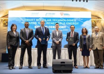 KETUA Pegawai Operasi SGH dan Presiden Teknologi Modular Pintar, Jack Pacheco (tiga kiri) dan Pengarah Urusan GSPARX Sdn. Bhd., Elmie Fairul Mashuri (tiga kanan) memegang dokumen yang ditandatangani bagi memperkasa teknologi modular bestari bagi mencapai 100 peratus tenaga boleh baharu.
