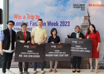 Pengasas KLFW, Andrew Tan (kiri), Pengarah Urusan, Perbankan Runcit, AmBank, Aaron Loo (dua dari kiri) dan Ketua Segmen Pengedaran dan Pengguna Cawangan AmBank, Linda Wong (kanan) bersama pemenang Win a Trip to London Fashion Week Campaign 2023 pada majlis penyampaian hadiah yang diadakan di Menara AmBank, baru-baru ini.
