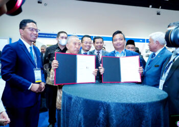 PRESIDEN Pengarah Adaro Water, Ahmad Rosyid (dua dari kiri) dan Menteri Sumber Asli, Alam Sekitar dan Perubahan Iklim, Nik Nazmi Nik Ahmad (dua dari kanan) semasa upacara menandatangani MoU di Pusat Konvensyen Kuala Lumpur, baru-baru ini.