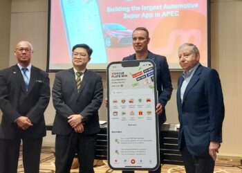 PEMANGKU Ketua Pengarah MIROS, Azhar Hamzah (kiri) dan Martin Belson (dua dari kanan) dalam majlis pelancaran Motorist Super App.