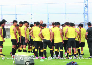 PEMAIN Malaysia menjalani latihan akhir di Bangkok kelmarin dalam persiapan menghadapi Yemen pada aksi pembukaan Piala Asia Bawah 17 tahun hari ini. – IHSAN FAM
