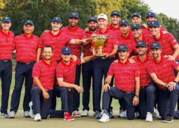 PASUKAN AS bersama trofi Piala Presiden yang dimenangi buat kali kesembilan berturut-turut di Quail Hollow Country Club, Charlotte, Carolina Utara.