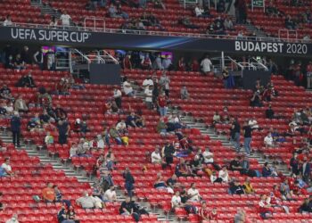 UEFA 'membuka pintu' kepada penonton buat kali pertama dalam Piala Super di antara Bayern Munich menentang Sevilla di Budapest, 24 September lalu. - AFP