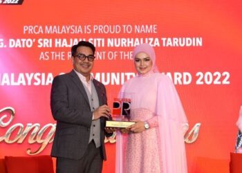 MOHD. Said Bani CM Din menyerahkan Anugerah Komuniti PRCA Malaysia 2022 kepada Siti Nurhaliza semasa Anugerah Perhubungan Awam Malaysia (MPRA) 2022.