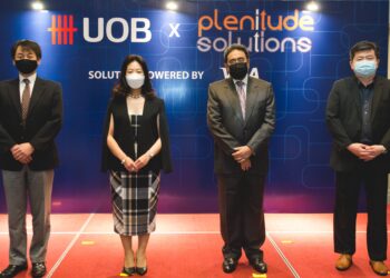WEI WEI (dua dari kiri) bersama Mohamad Razali (dua dari kanan), Kong Boon (kanan) dan Pengarah Urusan JX Nippon Oil and Gas Exploration (Malaysia) selepas majlis pelancaran kerjasama antara UOB Malaysia dengan Plenitude Solutions dan Visa. - Ihsan UOB Malaysia