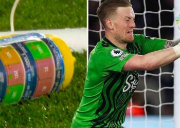 PENJAGA gol Everton, Jordan Pickford menyelamatkan sepakan penalti pemain Leicester City, James Maddison dalam aksi Liga Perdana Inggeris di Stadium King Power, Leicester semalam selepas melihat data yang disimpan di botol air.