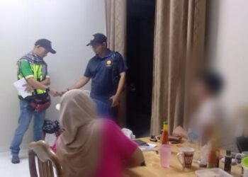 PEGAWAI penguatkuasa PADK sedang menjalankan soal siasat ke atas pasangan yang ditahan dalam operasi pencegahan jenayah syariah di Taman Sri Pinang, Kulim.
