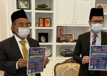 AR. ISMAIL Othman (kiri) dan Noor Effandi Ahmad menunjukkan poster pertandingan ketika sidang akhbar di Seri Negeri, Ayer Keroh, Melaka. - FOTO/MUHAMMAD SHAHIZAM TAZALI