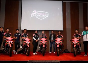 NUR Atikah Azwar (lima, kiri), Mohamad Azlan Jaafar (empat, kanan) dan wakil Safe Aim Mutual, S. Rohan bersama barisan pelumba dalam majlis memperkenalkan pelumba dan penaja pasukan Tobaki Pink Racing 2022 di Petaling Jaya, semalam. – UTUSAN/MOHD. FARIZWAN HASBULLAH