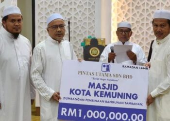 KETUA Pegawai Eksekutif Pintas Utama Sdn. Bhd., Datuk Ir. Marhalim Mohamed (dua dari kiri) menyampaikan sumbangan sebanyak RM1 juta kepada Pengerusi Masjid Kota Kemuning, Ir. Mohd. Zamri Idris bagi pembinaan bangunan tambahan masjid berkenaan bersempena sambutan Hari Nuzul Quran semalam.