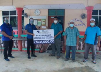 HAZMAN Ahmad (dua kiri) menyampaikan cek replika bantuan banjir bernilai 
RM35,000 kepada Muhamad Zamri Said di Yan, Kedah baru-baru ini.