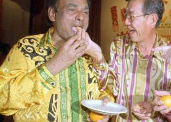 Mendiang Lim Keng Yaik (kanan) dan S. Samy Vellu.  Bukan kerana setakat wibawa mereka sahaja tetapi bakat semula jadi dan tarikan personaliti yang ada.