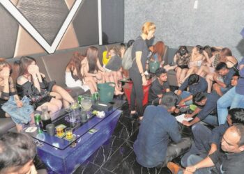 PUSAT karaoke yang tidak pernah kosong dijadikan tempat menghiburkan pegawai penguat kuasa dengan wanita dan dadah. – GAMBAR HIASAN/UTUSAN