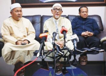 PAS yang diterajui  Abdul Hadi Awang (tengah); Timbalan Presiden, Datuk Seri Tuan Ibrahim Tuan Man (kiri) dan Naib Presiden, Datuk Seri Dr. Ahmad Samsuri Mokhtar perlu memperbaiki aura parti itu hari ini seperti mana kelantangan pada masa lalu.