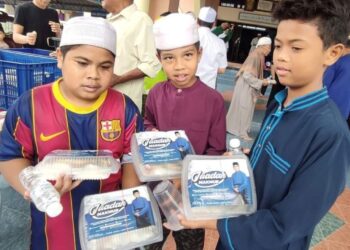 PEK makanan Juadah Makmur diagihkan kepada jemaah masjid selepas solat Jumaat.