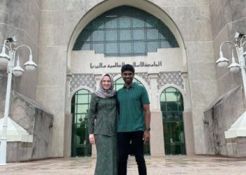 KUMAAR dan Rachel sewaktu melawat Universiti Islam Antarabangsa Malaysia Kampus Gombak, baru-baru ini. – facebook kumaar family