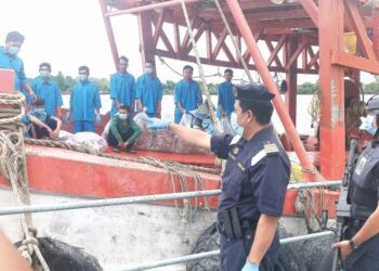 MARITIM Malaysia Kelantan menahan bot nelayan warga asing yang menceroboh dan menangkap ikan di perairan negara.