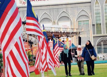 KEMUDAHAN jejantas perlu dibina berhadapan Dataran Pahlawan, Banda Hilir, Melaka untuk keselesaan pejalan kaki.