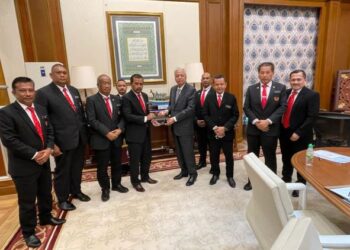 ISMAIL Sabri Yaakob (lima dari kanan) menerima cenderamata daripada Adnan Mat sambil disaksikan oleh barisan kepimpinan CUEPACS lain dalam pertemuan di Pejabat Perdana Menteri, Putrajaya pada 13 Jun lalu.