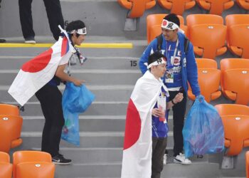 MASYARAKAT Jepun cukup dikenali dengan amalan bersih dalam kehidupan seharian mereka termasuk mengutip sampah di dalam stadium setelah selesai menonton perlawanan bola sepak. – AFP