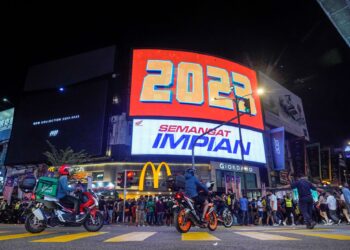 EKONOMI Malaysia pada tahun baharu ini perlu diperkukuh dan dipersegarkan lagi kerana negara ini milik semua rakyat yang mengimpikan kemajuan dan kemakmuran. – GAMBAR HIASAN/AMIR KHALID