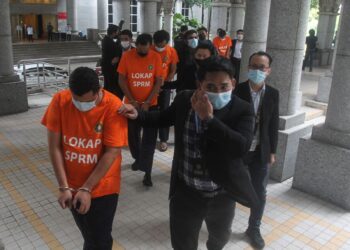 PEGAWAI kerajaan dan ahli politik yang bersekongkol dengan kontraktor termasuk kartel tenyata tidak serik memakai ‘gelang besi’ dan baju oren, seterusnya dipenjarakan akibat rasuah. – UTUSAN/FAISOL MUSTAFA