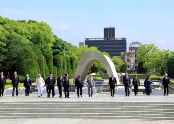 PARA pemimpin yang menghadiri upacara di Taman Memorial Keamanan di Hiroshima, Jepun sempena Sidang Kemuncak G7, kelmarin. – AFP