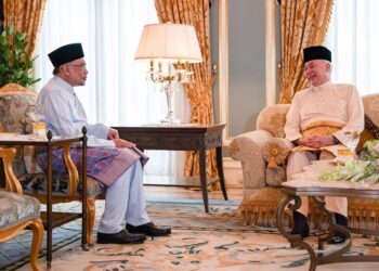 ANWAR Ibrahim menghadap Sultan Perak, Sultan Nazrin Muizzuddin Shah di Istana Kinta di Ipoh setelah kali pertama pulang ke Tambun selepas mengangkat sumpah sebagai Perdana Menteri Ke-10 pada 2 Disember lalu. – FACEBOOK ANWAR IBRAHIM