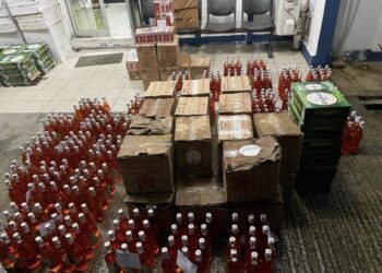 MINUMAN keras dan rokok tanpa cukai yang disembunyikan di sebuah rumah di Kampung Manduing Botition, Beluran semalam