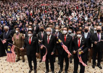 ISMAIL Sabri Yaakob (depan, dua dari kiri) bersama para penjawat awam mengibarkan Jalur Gemilang dalam Majlis Amanat Perdana Perkhidmatan Awam Ke-18 MAPPA XVIII di Pusat Konvensyen Antarabangsa Putrajaya (PICC), baru-baru ini. – UTUSAN/FAISOL MUSTAFA