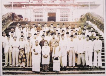 MAMPUKAH orang-orang Melayu bersatu di bawah satu payung seperti mana mereka bernaung di bawah payung UMNO kira-kira 78 tahun lalu. – ARKIB UTUSAN