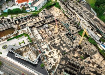 PROJEK pembinaan Plaza Rakyat di Jalan Pudu Kuala Lumpur yang terbengkalai menimbulkan tanda tanya. – UTUSAN/MUHAMAD IQBAL ROSLI
