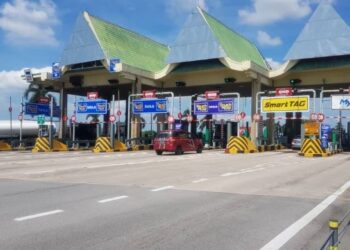 Orang ramai boleh mengguna kad debit untuk membayar tol di 11 lebuh raya mulai hari ini. - Gambar hiasan