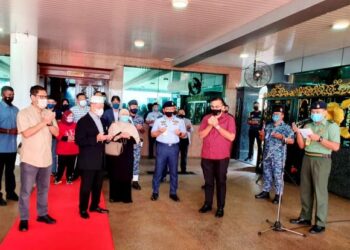 Muhyiddin Yassin dan isteri, Puan Sri Noorainee Abdul Rahman mengaminkan doa sebelum berangkat ke Arab Saudi untuk lawatan rasmi di Pangkalan Udara TUDM Subang, semalam. - GAMBAR FB MUHYIDDIN YASSIN