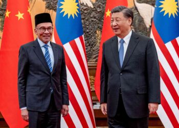 PERDANA Menteri, Datuk Seri Anwar Ibrahim bertemu Presiden China, Xi Jinping di Great Hall of The People, Beijing, semalam. Anwar kini dalam lawatan selama empat hari ke negara itu. – PEJABAT PERDANA MENTERI