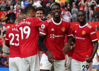 KEPUTUSAN Manchester United menawarkan gaji tinggi kepada Paul Pogba (tengah) untuk mengekalkan bintang Perancis itu di Old Trafford tidak menggembirakan rakan-rakan sepasukannya.