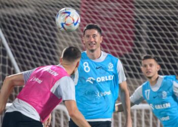ROBERT Lewandowski (tengah) menyertai sesi latihan Poland di Doha semalam.