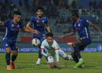 TIGA pemain PDRM FC mengepung penyerang JDT, Arif Aiman Hanapi dalam perlawanan Liga Super 
di Stadium Majlis Bandaraya Petaling Jaya kelmarin. – UTUSAN/FARIZ RUSADIO