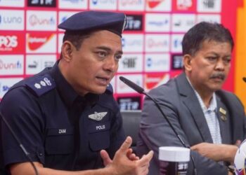 ACP Zam Halim Jamaluddin (kiri) dan Timbalan Pengerusi Jawatankuasa Keselamatan FAM,  ACP (B) Md. Dali Wahid memberi penerangan mengenai kawalan keselamatan pada final Piala FA esok dalam sidang akhbar di Bukit Jalil hari ini. - UTUSAN/SHIDDIEQIIN ZON