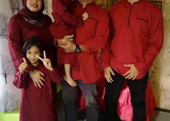 Gambar kenangan Mahadir Elis (dua dari kanan) bersama isteri dan anak-anaknya. – GAMBAR IHSAN PDRM