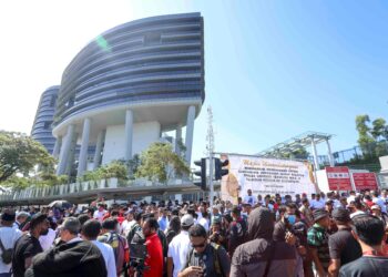 POLIS akan memanggil beberapa individu berhubung perhimpunan solidariti terhadap Muhyiddin di SPRM Putrajaya, Khamis lalu. - UTUSAN/FAISOL MUSTAFA